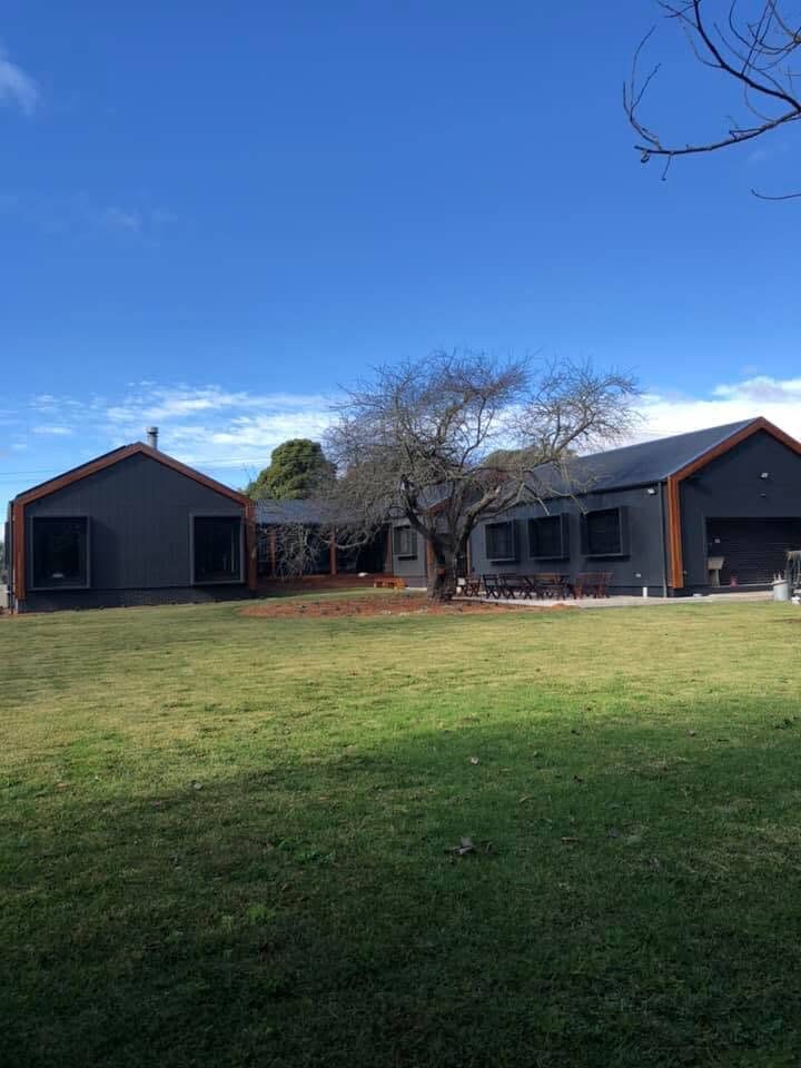 Dark charcoal barn home, Charcoal and timber, by Luxe Effects
